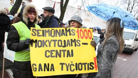 Pedagogai mitingą surengė piktindamiesi mažėjančiu finansavimu