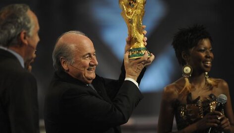 FIFA prezidentas Seppas Blatteris laikė pagrindinį trofėjų
