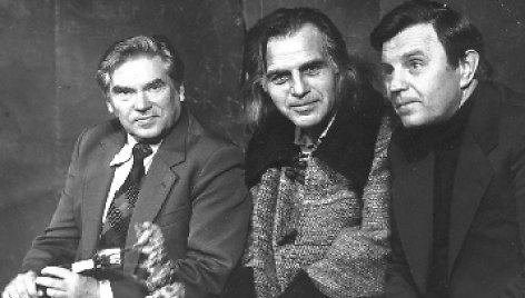 RežisieriusHenrikas Vancevičius (kairėje), aktorius Laimonas Noreika (viduryje)  ir poetas Justinas Marcinkevičius