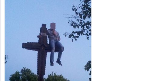 Paaugliai Jakaičiuose i&scaron;niekino kryžių