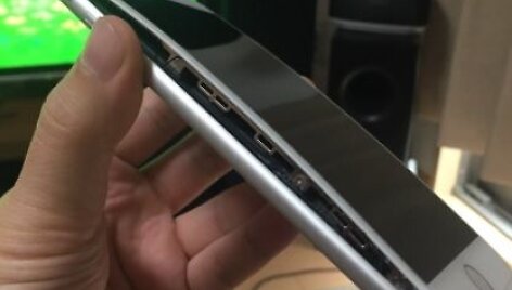 Pirkėją Japonijoje naujas &bdquo;iPhone 8 Plus&ldquo; pasiekė jau i&scaron;sipūtęs
