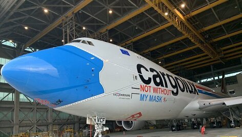 &bdquo;Cargolux&ldquo; koronaviruso proga dekoravo savo lėktuvą