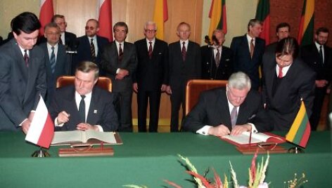 Prezidentai Lechas Walęsa ir Algirdas Brazauskas pasira&scaron;o istorinę sutartį