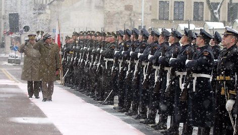 Lenkijos kariuomenės vadą, generolą M.Goculą pasitiko Lietuvos karių sargyba. G.Makismowicziaus nuotr.