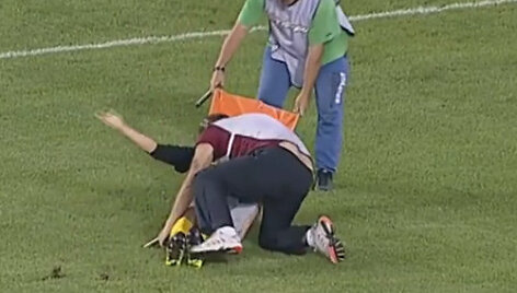 Ne&scaron;ikas užgriuvo ant futbolininko