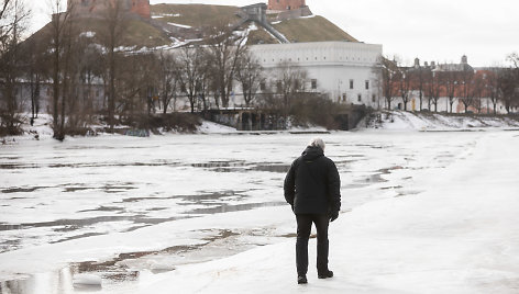 Pavasarinės šilumos tirpdomas ledas Neryje