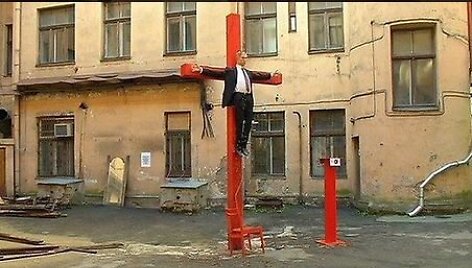 Latvijoje nukryžiuotas V.Putinas.