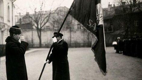 A. Smetona įteikia vėliava LŽKDLNAS, 1934 m., Kaunas.