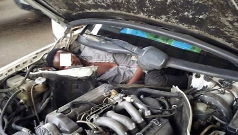 Vyras rastas įsispraudęs už automobilio variklio
