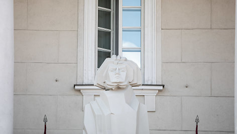 Adomo Mickevičiaus paminklas ant Vilniaus rotušės laiptų