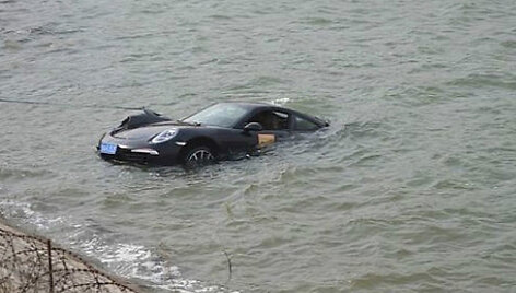 Skęstantis &bdquo;Porsche 911&ldquo;