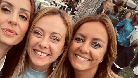 Giorgia Meloni (viduryje) ir žuvusi jos draugė Nicoletta Golisano (de&scaron;inėje).
