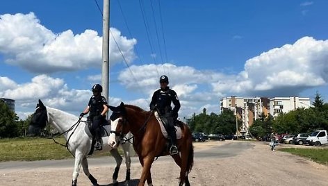 Stiprinant saugumo jausmą Vilniaus Šeškinės, Viršuliškių, Pašilaičių mikrorajonuose, pareigūnai patruliuoja pasitelkę tarnybinius žirgus.