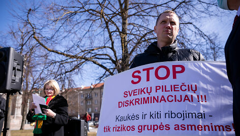 Protesto akcija prie&scaron; privalomus testus ir karantino tęsimą