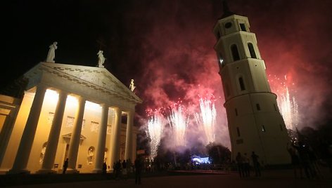 Griausmingomis dainomis, simboliniais fejerverkais, įvairiais tautiniais pasididžiavimais, skirtingomis tarmėmis trečiadienio vakarą aidėjo Katedros aikštė.