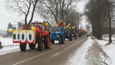 Traktoriai Adakavo kaime Vasario 16-ąją