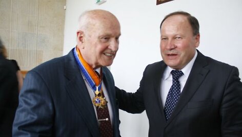 Keturioliktasis Garbės ženklas &ndash; akademikui J.Brėdikiui.