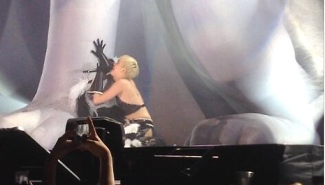 Miley Cyrus prie Floydo skulptūros