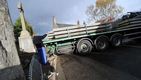 Vilkiką Škotijoje vairavęs lietuvis vos neišvertė paminklo