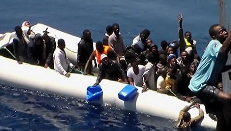 VIDEO kadras: Migrantai Viduržemio jūroje bando i&scaron;sigelbėti i&scaron; skęstančio laivo