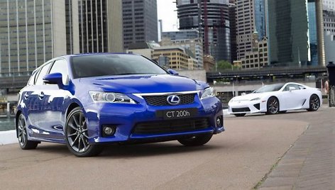 „Lexus CT200h F Sport“ dedasi karštu hečbeku