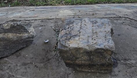 Aik&scaron;telėje Vilniuje rastas galimai antkapis ir jo fragmentai su užra&scaron;ais hebrajų kalba
