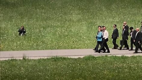 Angelos Merkel dovana P.Souzai &ndash; nuotrauka, kurioje užfiksuotas pats P.Souza, fotografuojantis A.Merkel ir B.Obamą