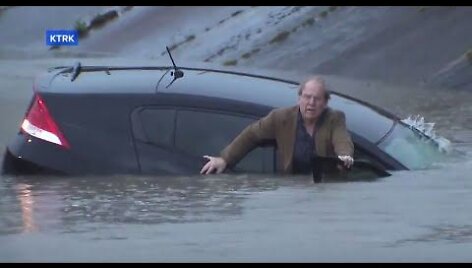reporter-saves-driver-from-sinking-car