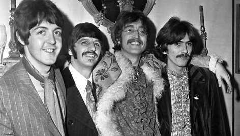 Johnas Lennonas (trečias i&scaron; kairės) ir  &bdquo;The Beatles&ldquo;