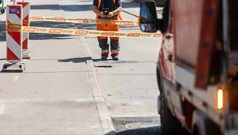 Giedraičių gatvėje atsivėrusi smegduobė