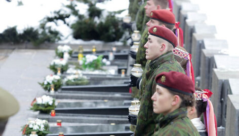 Prezidentė Dalia Grybauskaitė Antakalnio memoriale dalyvavo 1991 m. sausio 13-ąją žuvusiųjų už Lietuvos laisvę pagerbimo ceremonijoje