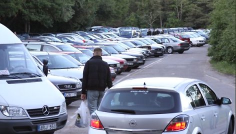 Automobilių aikštelė pilnut pilnutėlė.