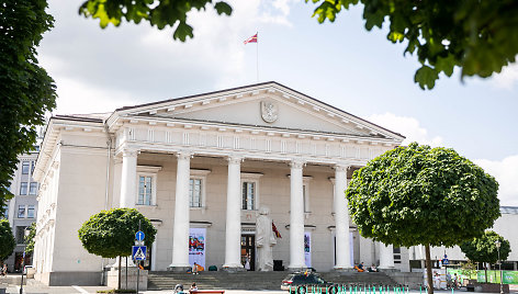 Adomo Mickevičiaus paminklas ant Vilniaus rotušės laiptų