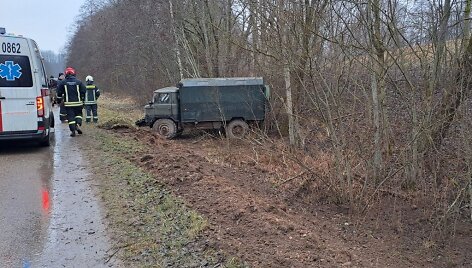 Zarasų rajone apvirto medžiotojus vežęs automobilis / Utenos AVPK nuotr.