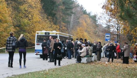 Autobusais į kapines atvažiavę klaipėdiečiai nepatyrėjo didelio patogumo. 