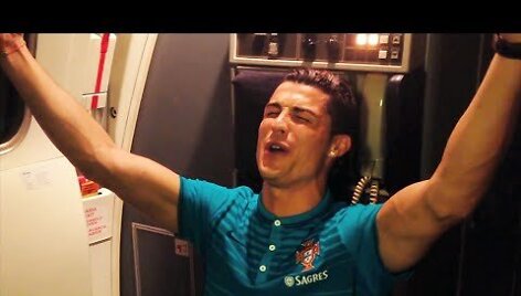 cristiano-ronaldo-sings-along-to-rihanna-on-a-plane-absolutely-epic