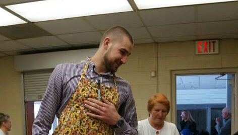 Jonas Valančiūnas padėjo gaminti cepelinus