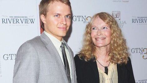 Woody Alleno sūnus Ronanas Farrow ir jo motina, aktorė Mia Farrow