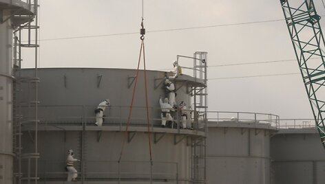 Darbuotojai prie Fuku&scaron;imos-1 atominės elektrinės stato vandens rezervuarus
