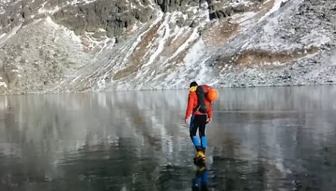 Tomas Nunukas kartu su draugu užfiksavo, kaip jie vaik&scaron;čioja ant už&scaron;alusio kalnų ežero.