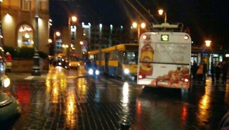 Avarija sostinės centre sutrikdė vie&scaron;ojo transporto darbą. 