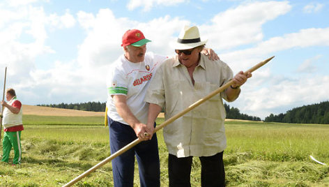 Aleksandras Lukašenka mokė Gerardą Depardieu šienauti