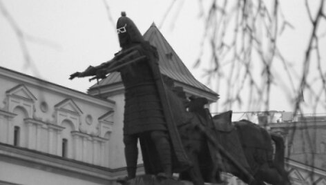 Kunigaik&scaron;tis Gediminas pasipuo&scaron;ė akiniais.