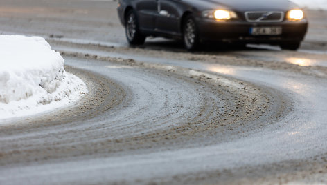 Lietuvoje eismą apsunkino plikledis