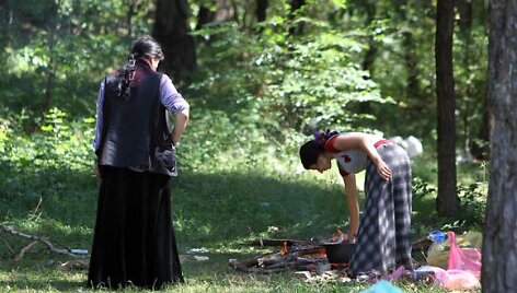 Nelegalioje stovyklavietėje moterys ruo&scaron;ia maistą