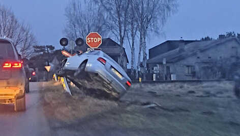 Nesuvaldyta &bdquo;Audi&ldquo; apgadino kelių ženklus