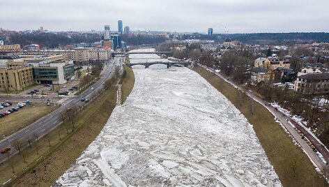 Patvinę krantai ir ledų sangrūda Neryje