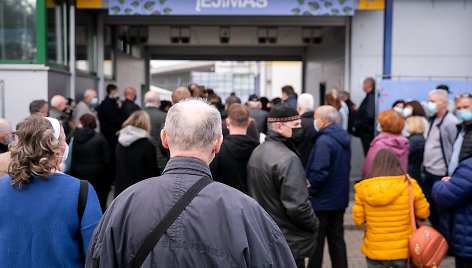 Žmonių eilės prie vakcinavimo centro „Litexpo“