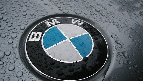 Vilniuje piktybiškai suniokoti du BMW automobiliai