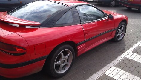 Neįgaliųjų vietoje sustojęs &bdquo;Dodge Stealth&ldquo;